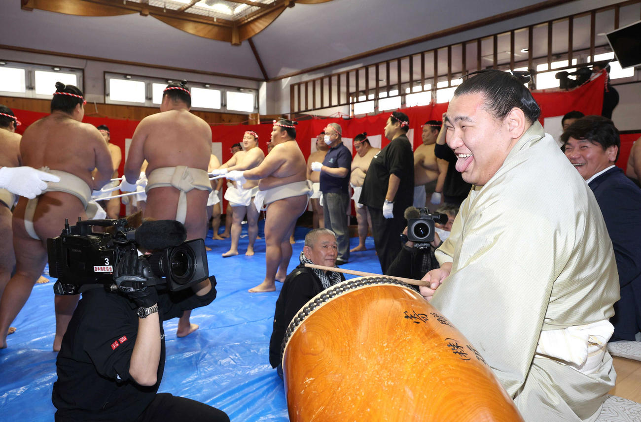 太鼓をたたき、舌を出す新横綱豊昇龍（代表撮影）