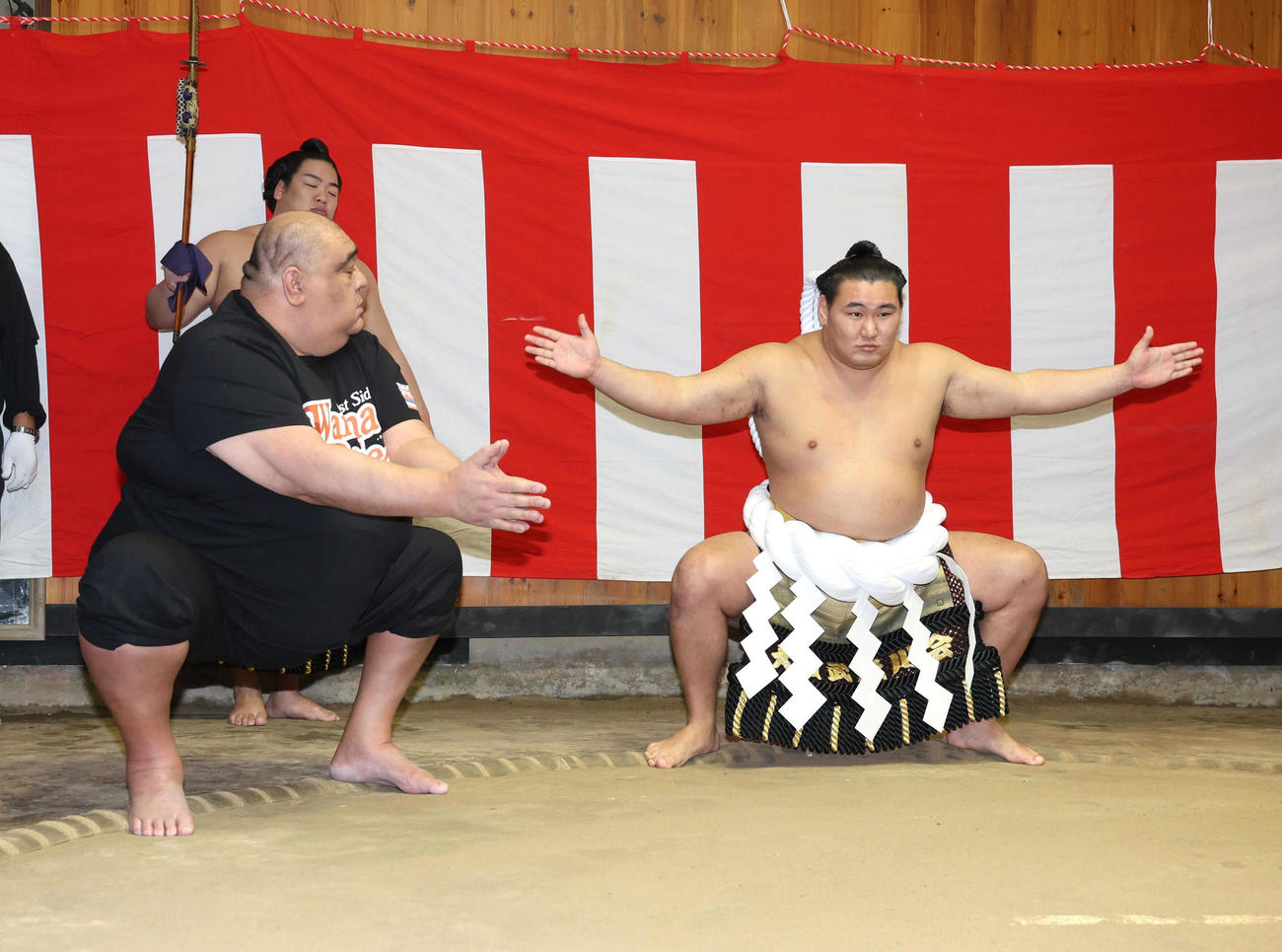 武蔵川親方（左）から横綱土俵入りの指導を受ける新横綱豊昇龍（代表撮影）