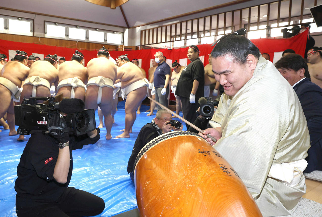綱締めの太鼓をたたく新横綱豊昇龍（代表撮影）