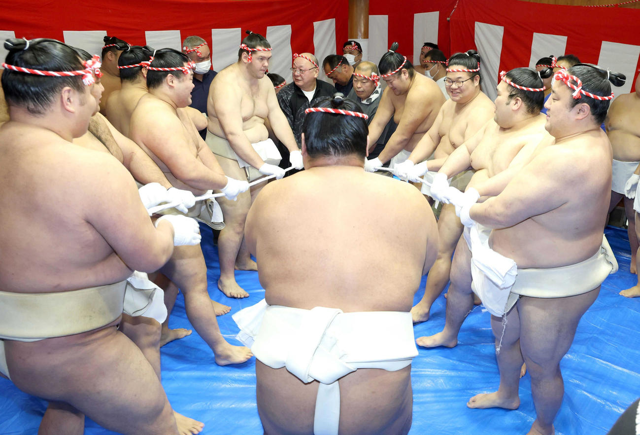 綱締めを行う出羽海一門の力士たち（代表撮影）
