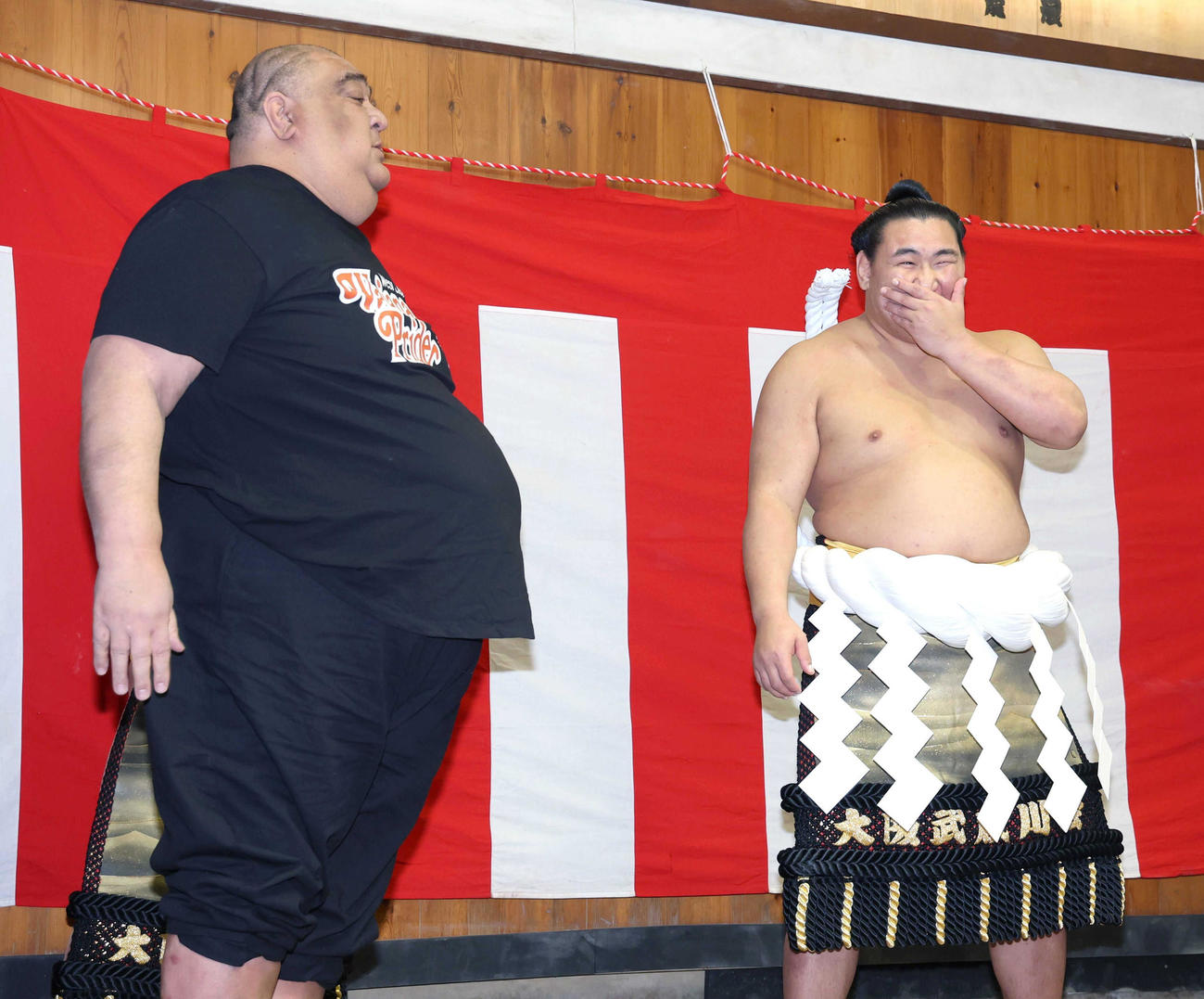 武蔵川親方（左）から横綱土俵入りの指導を受ける新横綱豊昇龍（代表撮影）