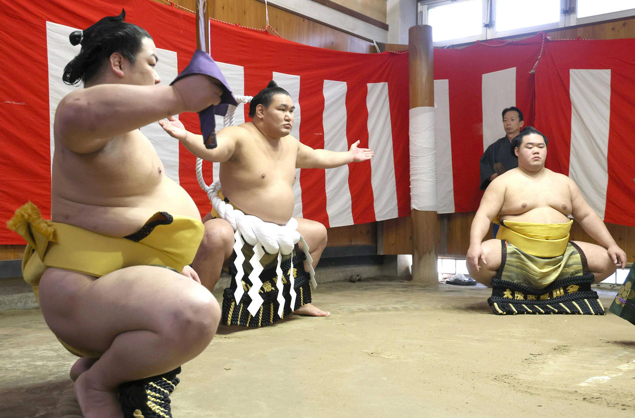 土俵入りの練習に臨む新横綱豊昇龍（中央）（代表撮影）