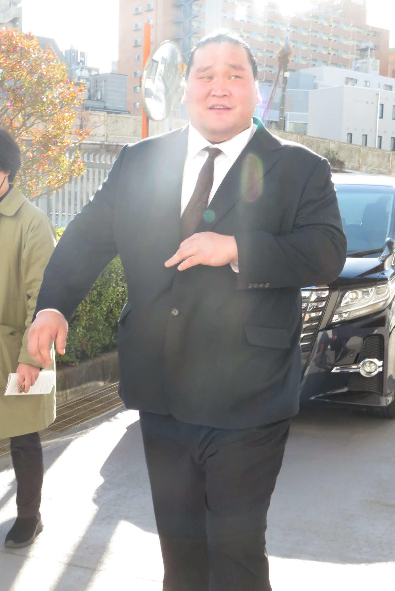 年寄総会に出席するため、購入したばかりのスーツを着て親方初仕事に向かう照ノ富士親方