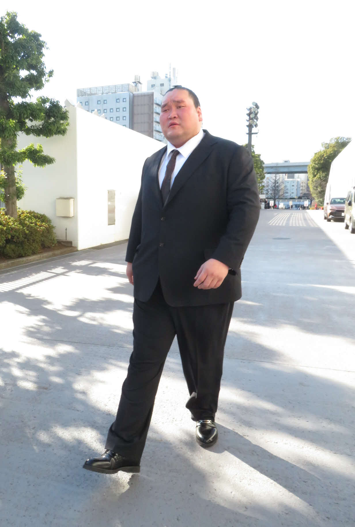 年寄総会に出席するため、購入したばかりのスーツを着て親方初仕事に向かう照ノ富士親方
