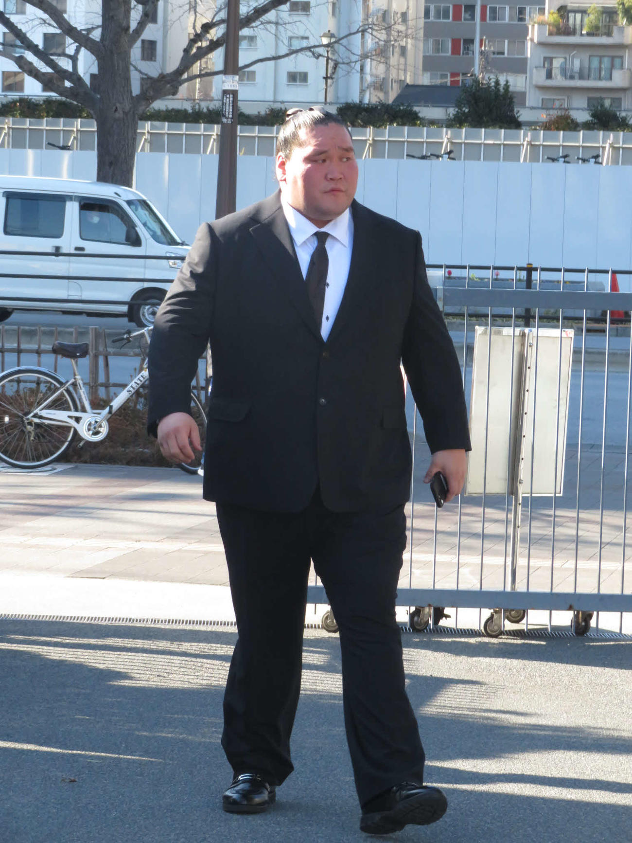 年寄総会に出席するため、購入したばかりのスーツを着て親方初仕事に向かう照ノ富士親方