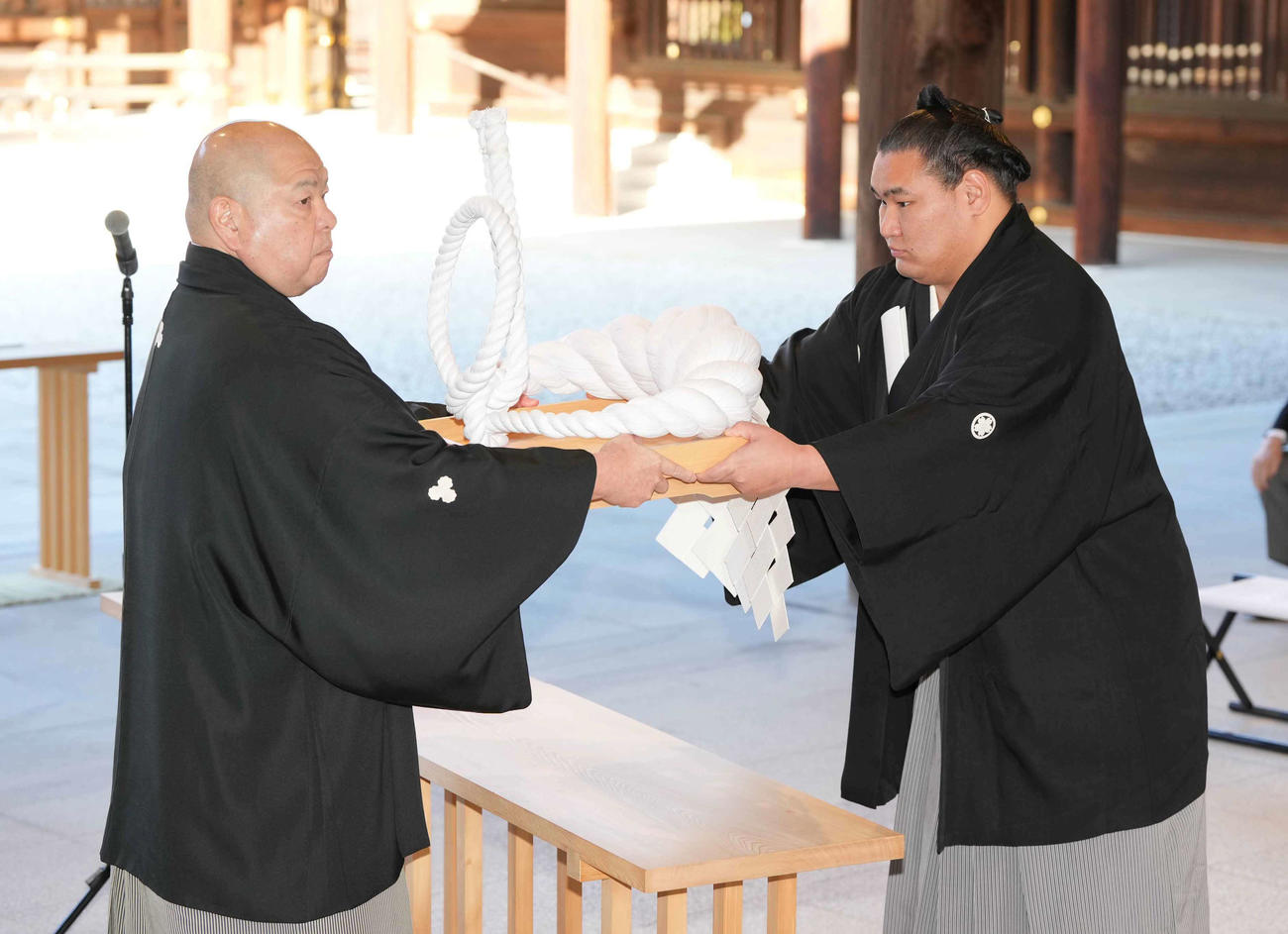 八角理事長（左）から横綱を受け取る新横綱豊昇龍（撮影・小沢裕）