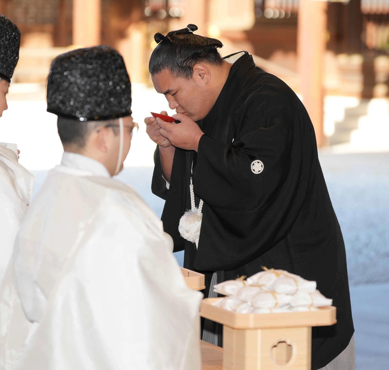 新横綱豊昇龍の横綱推挙状授与式でお神酒に口を付ける新横綱豊昇龍（撮影・小沢裕）