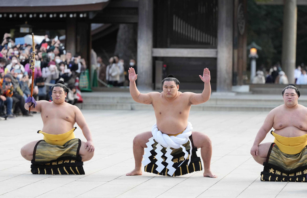 明治神宮で奉納土俵入りを披露する新横綱豊昇龍。左は太刀持ちの平戸海、右は露払いの明生（撮影・小沢裕）