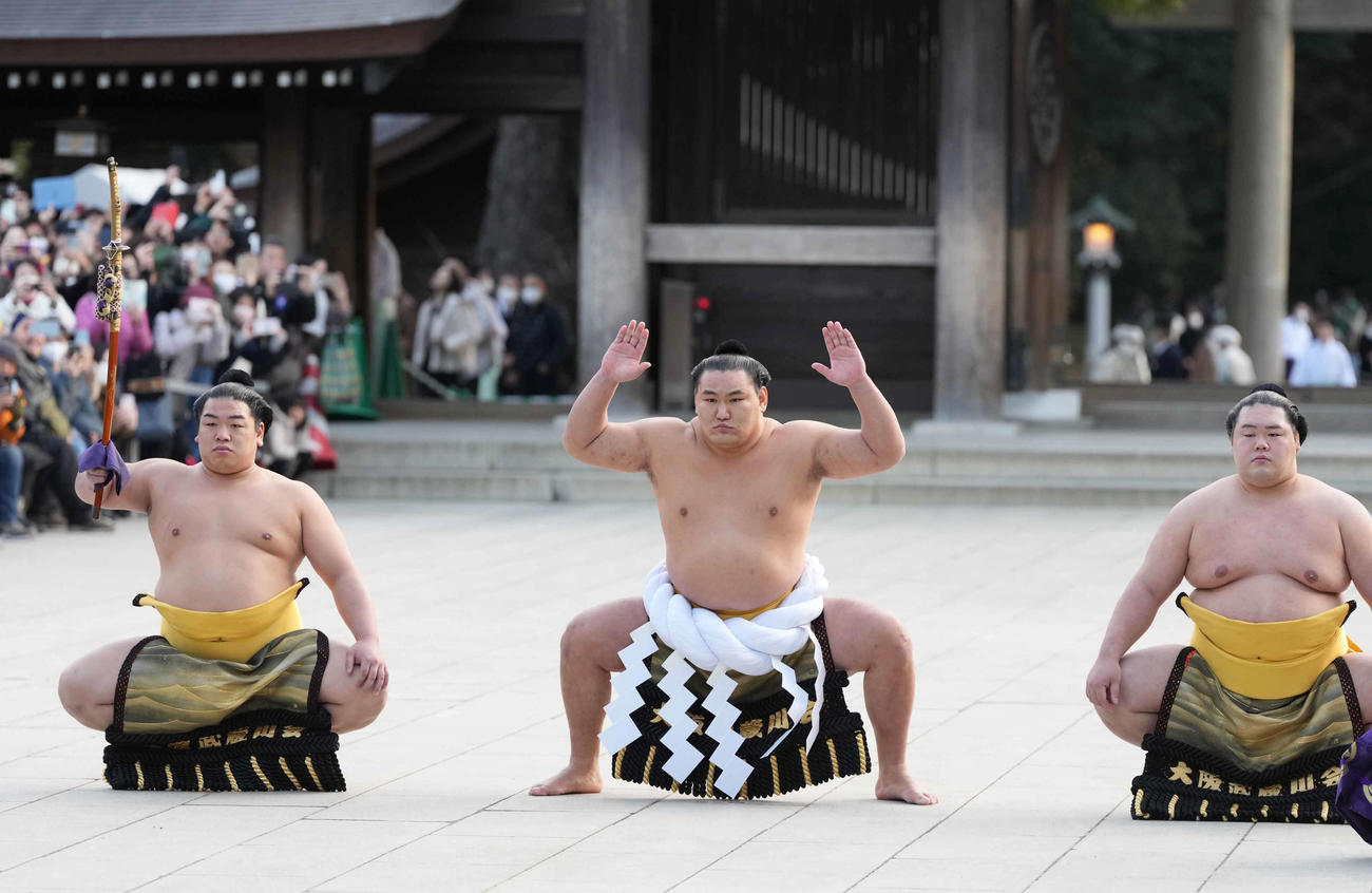 明治神宮で奉納土俵入りを披露する新横綱豊昇龍。左は太刀持ちの平戸海、右は露払いの明生（撮影・小沢裕）