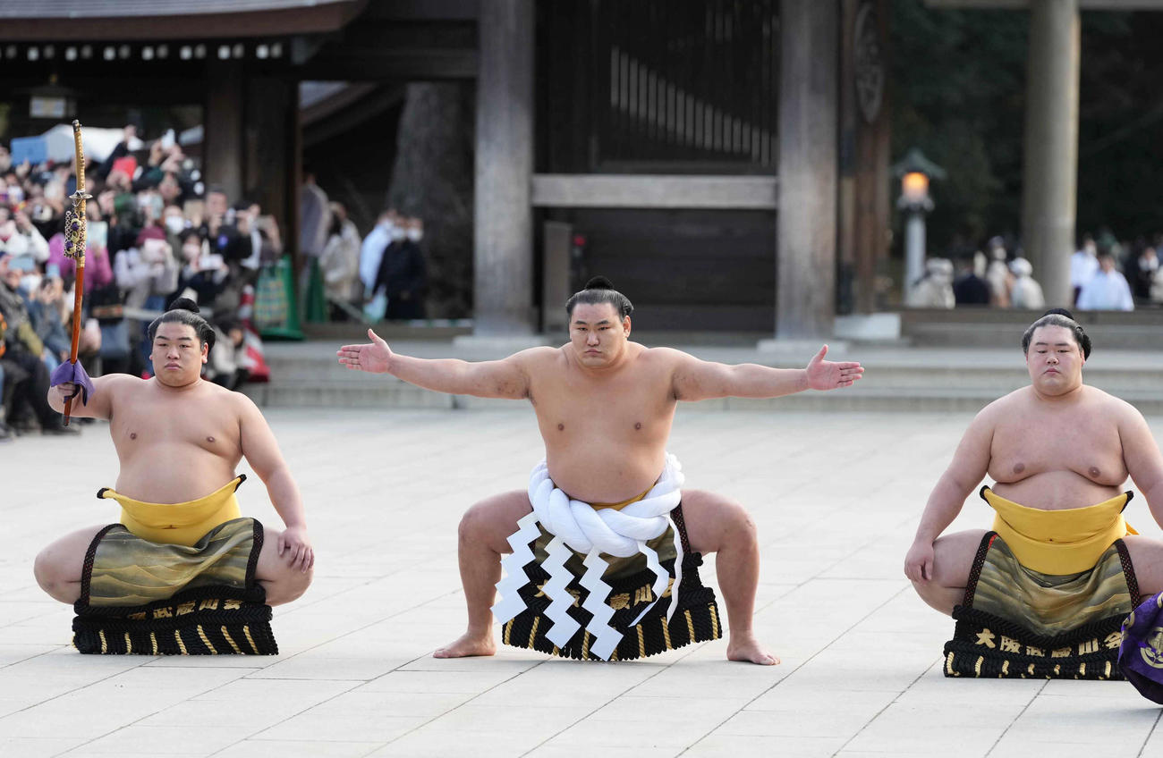 明治神宮で奉納土俵入りを披露する新横綱豊昇龍。左は太刀持ちの平戸海、右は露払いの明生（撮影・小沢裕）