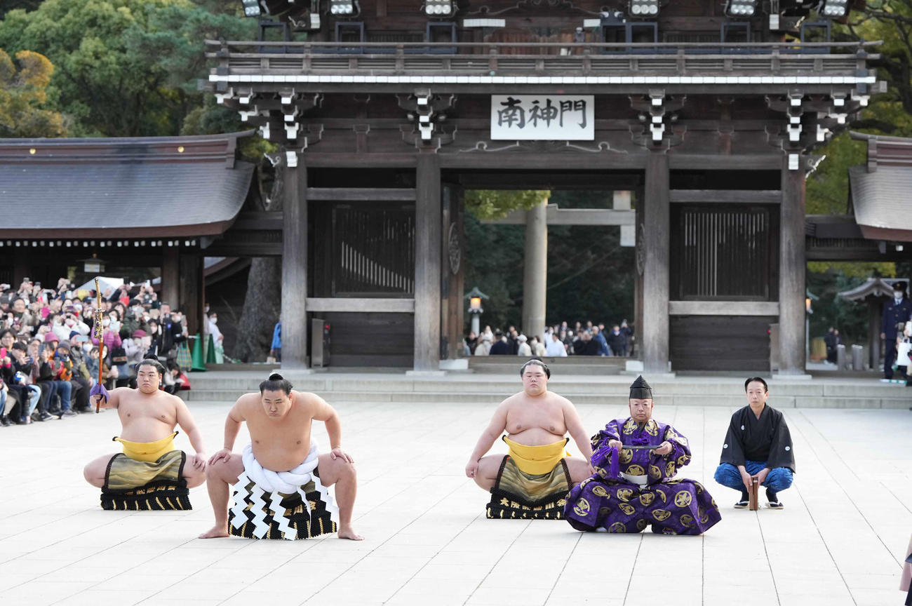 明治神宮で奉納土俵入りを披露する新横綱豊昇龍（中央）。左から太刀持ちは平戸海、1人おいて露払いは明生、行司は木村庄之助、呼び出しは克之（撮影・小沢裕）
