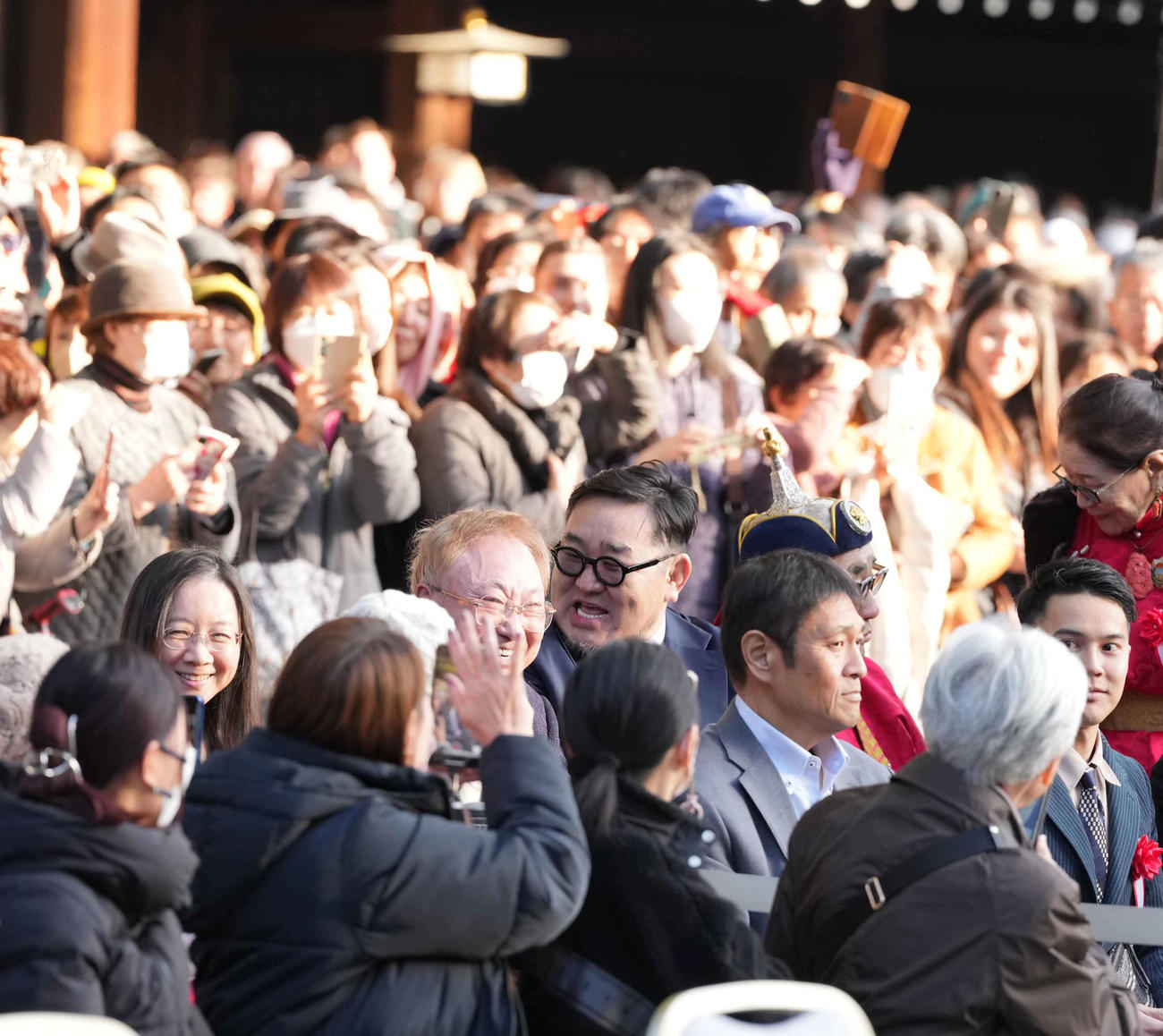 新横綱豊昇龍の明治神宮奉納土俵入りに臨む、おじで元横綱朝青龍のドルゴルスレン・ダグワドルジ氏（中央）（撮影・小沢裕）