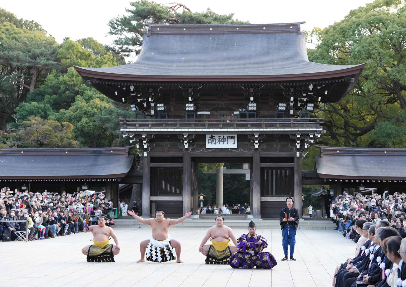明治神宮で奉納土俵入りを披露する新横綱豊昇龍（中央）。左から太刀持ちは平戸海、1人おいて露払いは明生、行司は木村庄之助、呼び出しは克之（撮影・小沢裕）
