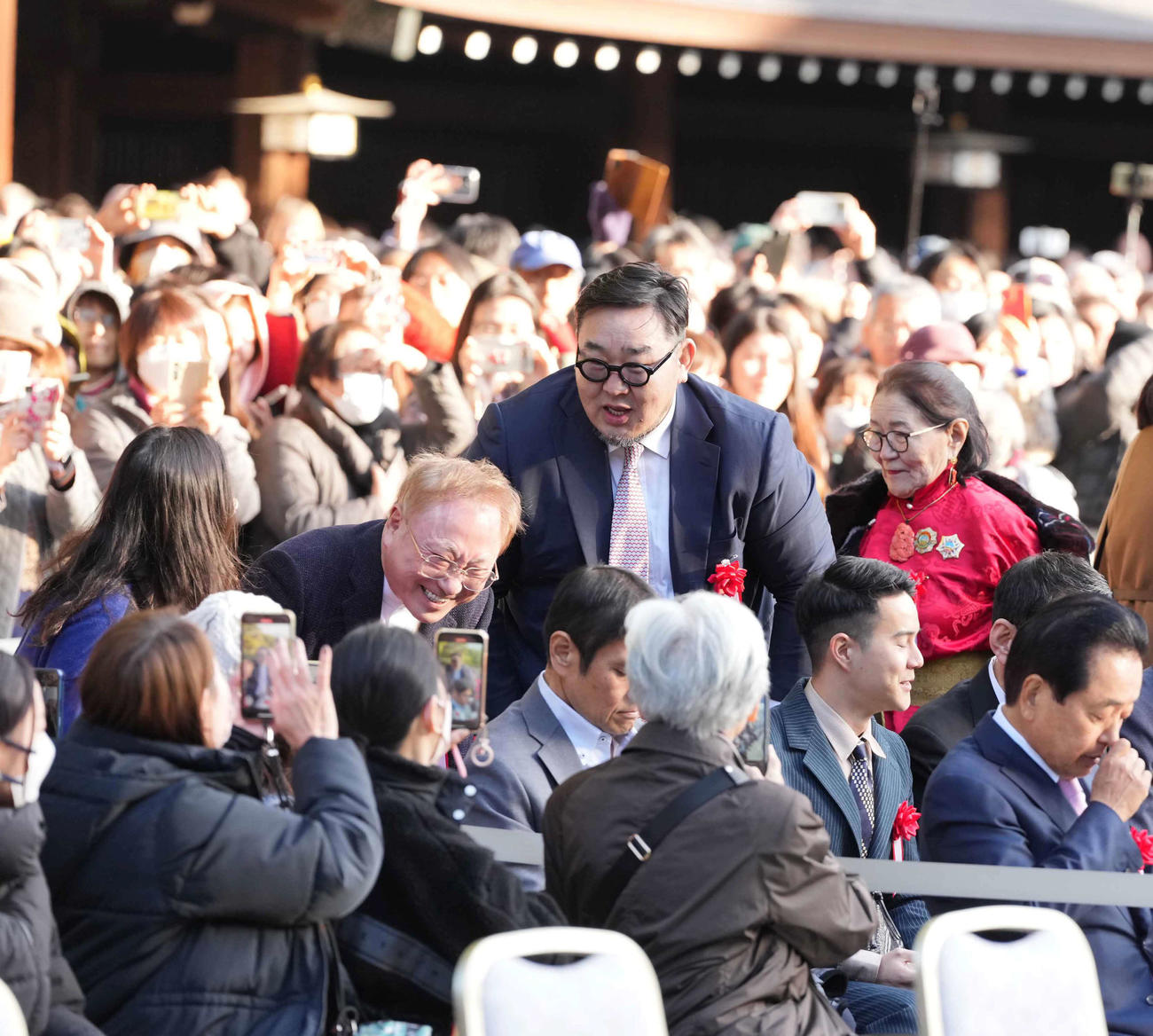 新横綱豊昇龍の明治神宮奉納土俵入りに臨む、おじで元横綱朝青龍のドルゴルスレン・ダグワドルジ氏（中央）（撮影・小沢裕）