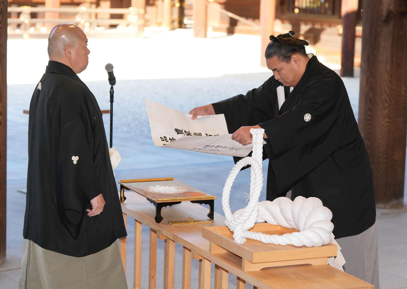八角理事長（左）から横綱推挙状を受け取る新横綱豊昇龍（撮影・小沢裕）