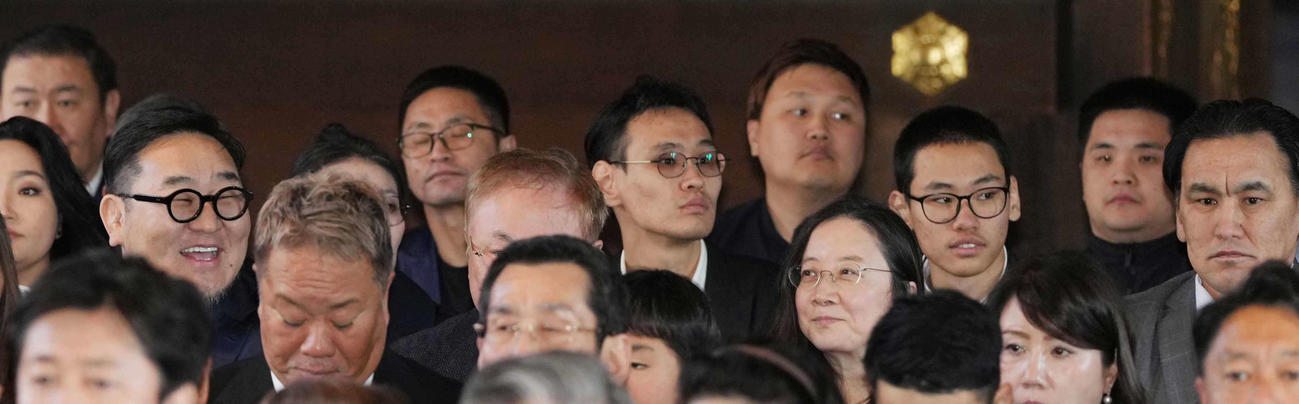 新横綱豊昇龍の横綱推挙状授与式に臨む、元横綱朝青龍のドルゴルスレン・ダグワドルジ氏（左）、右は父スガラグチャーさん（撮影・小沢裕）