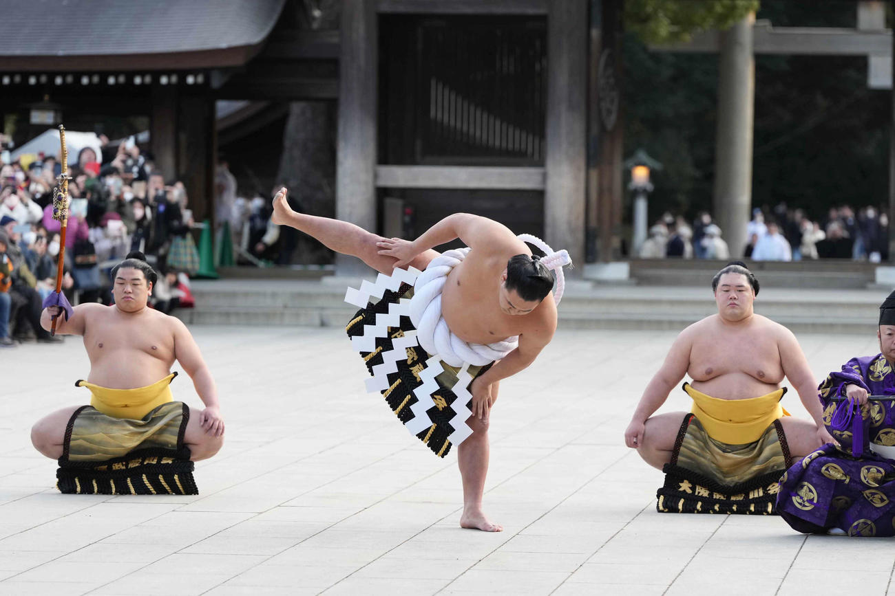 明治神宮で奉納土俵入りを披露する新横綱豊昇龍。左は太刀持ちの平戸海、右は露払いの明生（撮影・小沢裕）