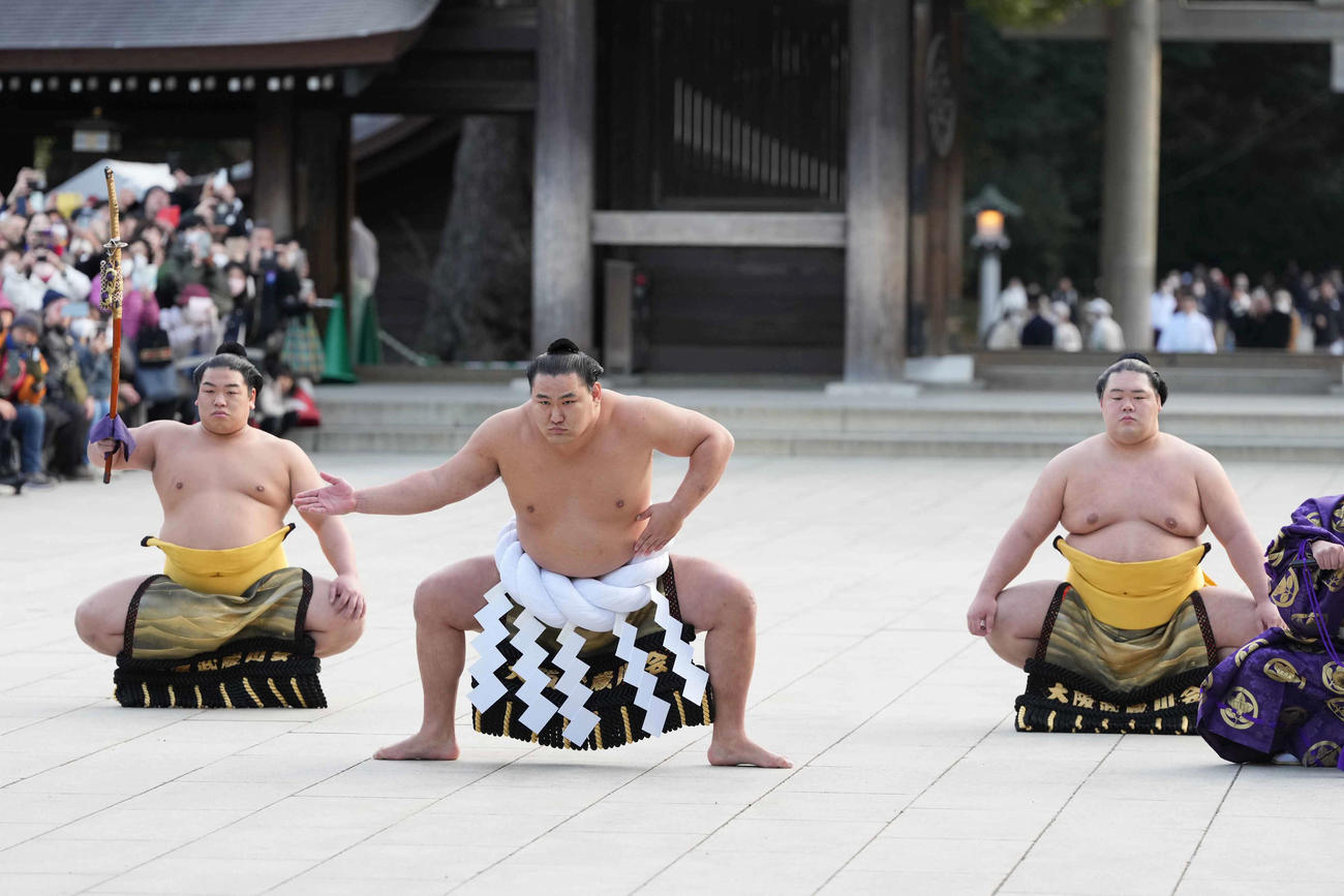 明治神宮奉納土俵入りで雲竜型を披露する新横綱豊昇龍（中央）。太刀持ちは平戸海、露払いは明生（撮影・小沢裕）