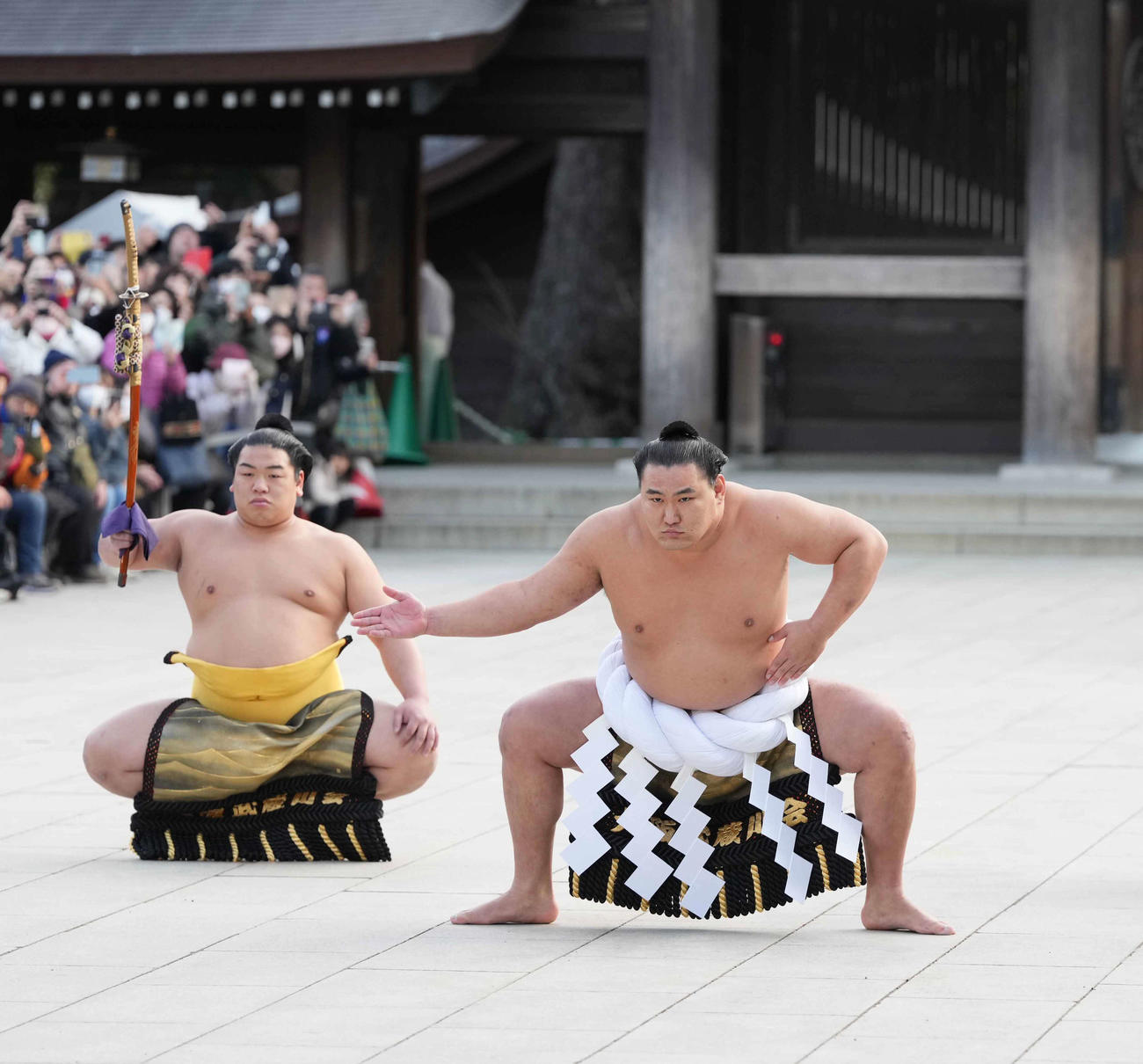 明治神宮奉納土俵入りで雲竜型を披露する新横綱豊昇龍。左は太刀持ちの平戸海（撮影・小沢裕）