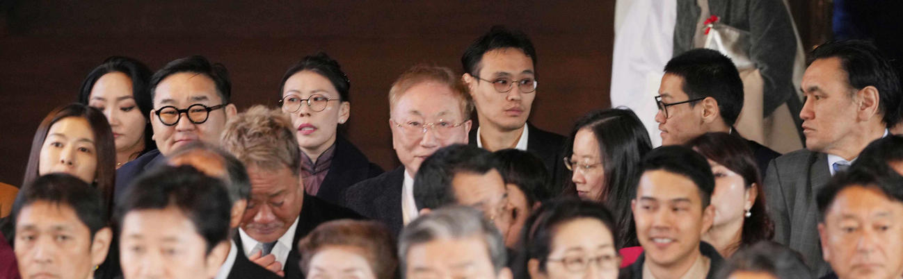 新横綱豊昇龍の横綱推挙状授与式に臨む、元横綱朝青龍のドルゴルスレン・ダグワドルジ氏（左から2人目）、中央は高須クリニックの高須克弥院長、右は父スガラグチャーさん（撮影・小沢裕）