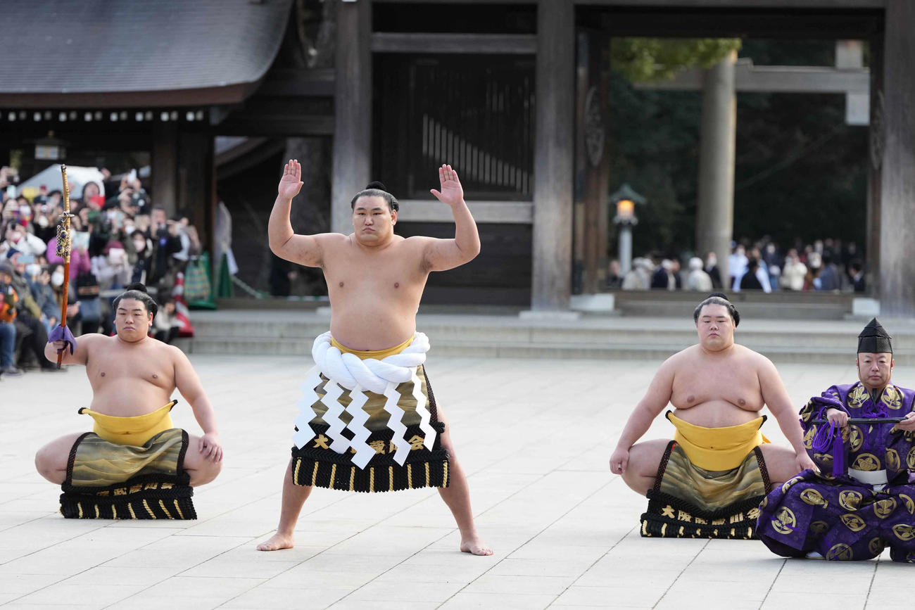 明治神宮で奉納土俵入りを披露する新横綱豊昇龍。左から太刀持ちの平戸海、1人おいて露払いの明生、立行司はの木村庄之助（撮影・小沢裕）