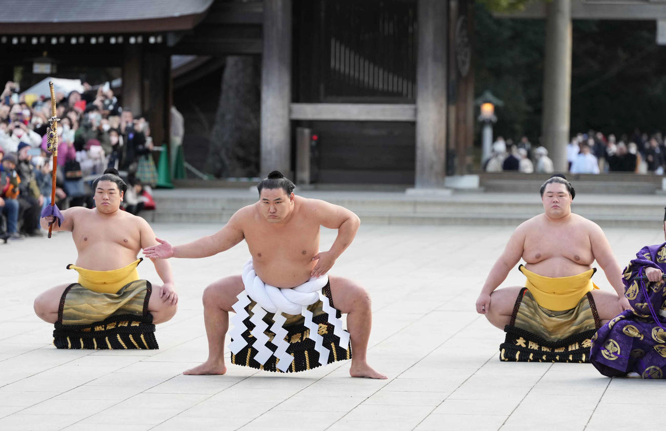 明治神宮奉納土俵入りで雲竜型を披露する新横綱豊昇龍。左は太刀持ちの平戸海、右は露払いの明生（撮影・小沢裕）
