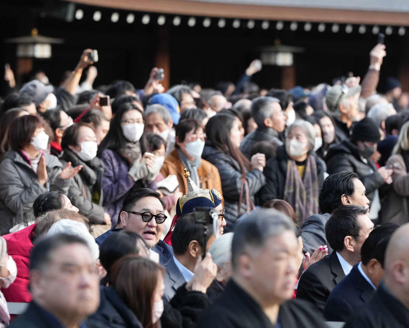 新横綱豊昇龍の明治神宮奉納土俵入りに笑顔を見せるおじで元横綱朝青龍のドルゴルスレン・ダグワドルジ氏（左）。（撮影・小沢裕）