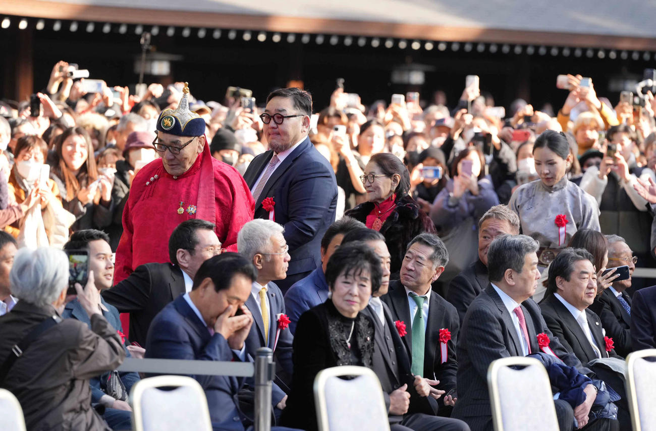 新横綱豊昇龍の明治神宮奉納土俵入りに臨む、おじで元横綱朝青龍のドルゴルスレン・ダグワドルジ氏（中央）（撮影・小沢裕）