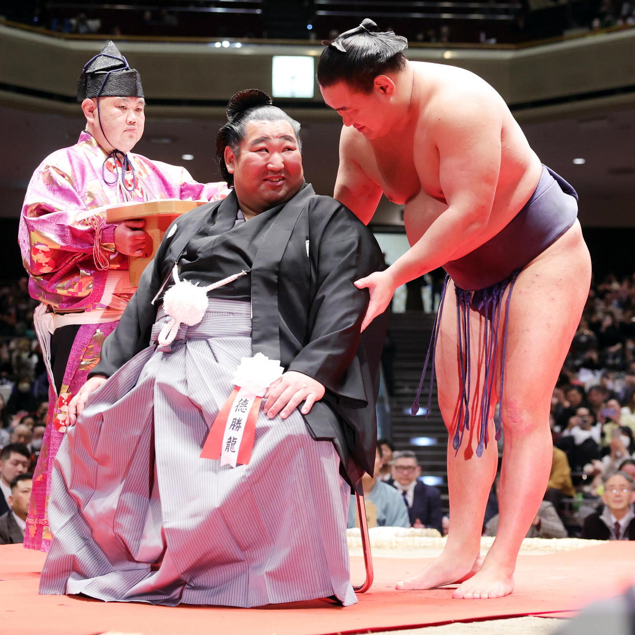 徳勝龍（左）の断髪式でねぎらう豊昇龍（撮影・野上伸悟）