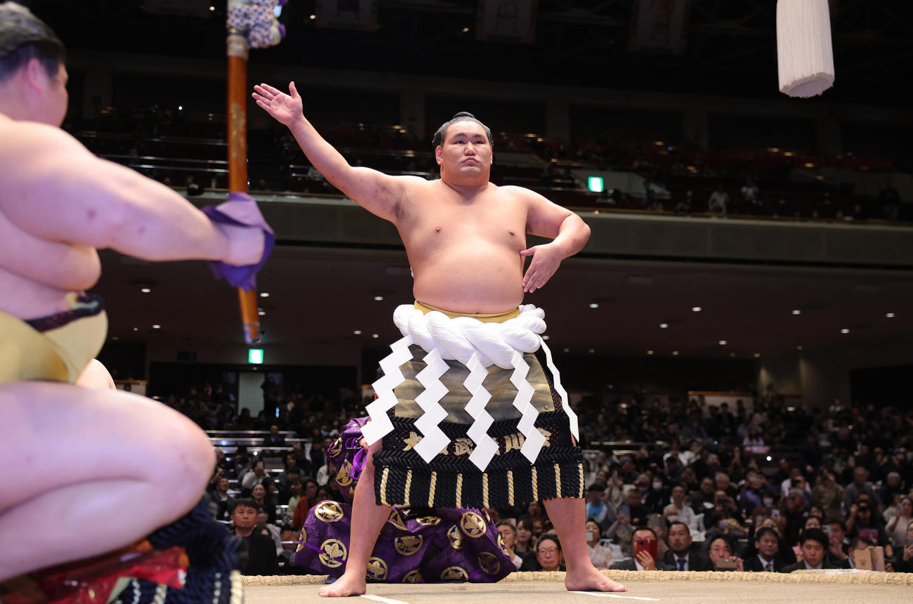 横綱土俵入りを行う豊昇龍（撮影・野上伸悟）