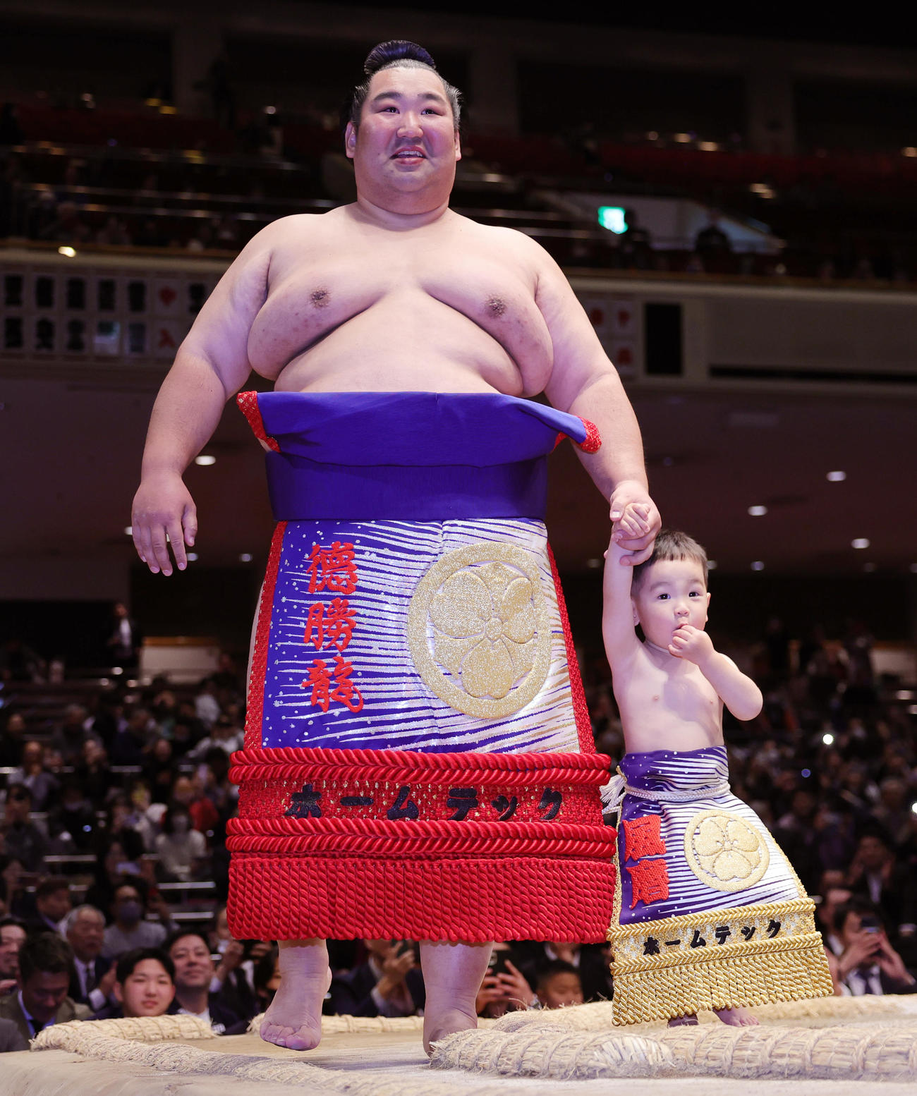 断髪式を前に、長男の風磨くんと土俵入りする徳勝龍（撮影・野上伸悟）