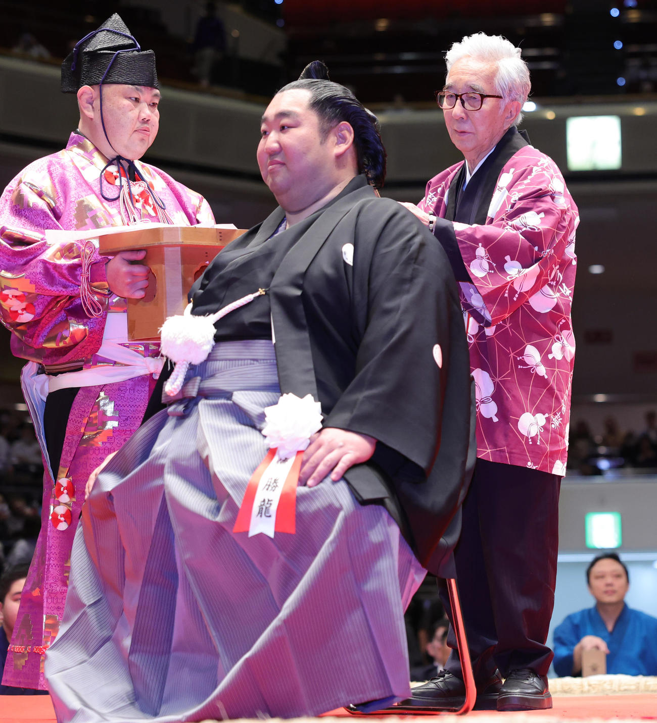 徳勝龍（千田川親方）の断髪式で、はさみを入れる大村崑（撮影・野上伸悟）