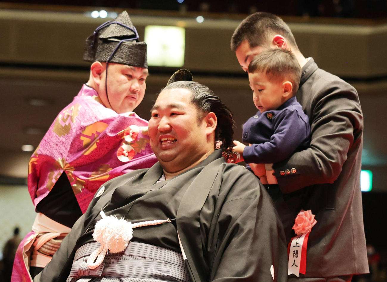 断髪式で、長男風磨くん（右）からはさみを入れられる徳勝龍（撮影・野上伸悟）