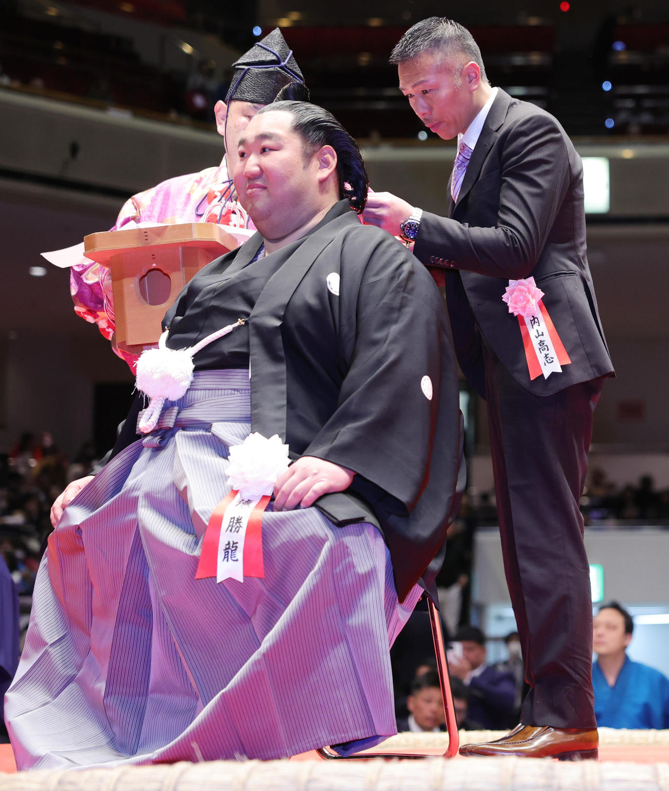 徳勝龍の断髪式ではさみを入れるプロボクシング元世界王者の内山高志氏（撮影・野上伸悟）