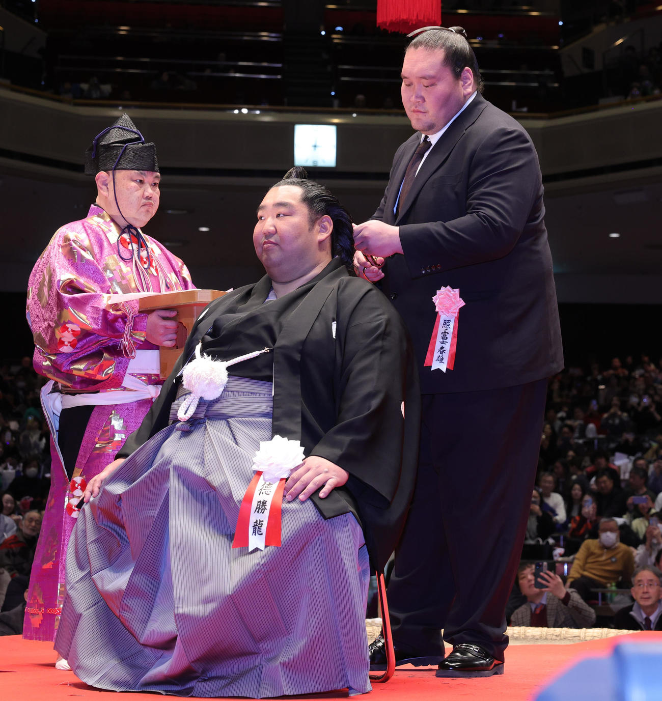 徳勝龍（千田川親方）の断髪式で、はさみを入れる元横綱の照ノ富士（撮影・野上伸悟）