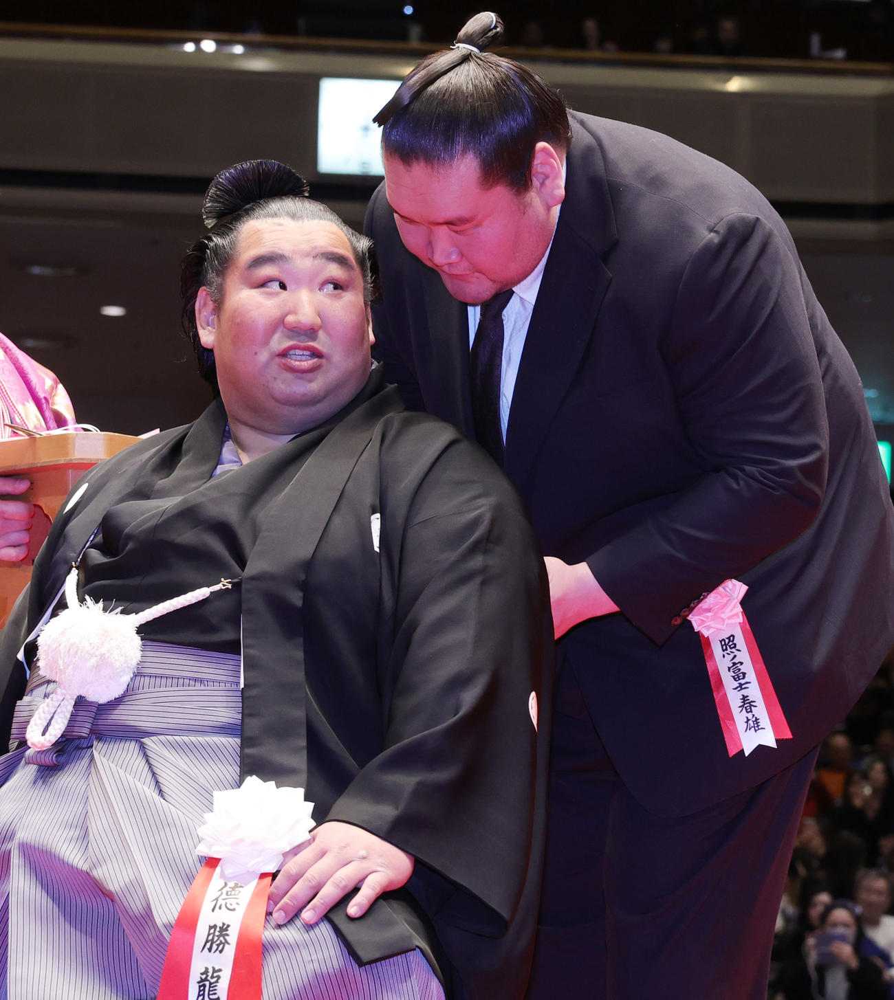 徳勝龍（千田川親方）の断髪式で、ねぎらう元横綱の照ノ富士（撮影・野上伸悟）