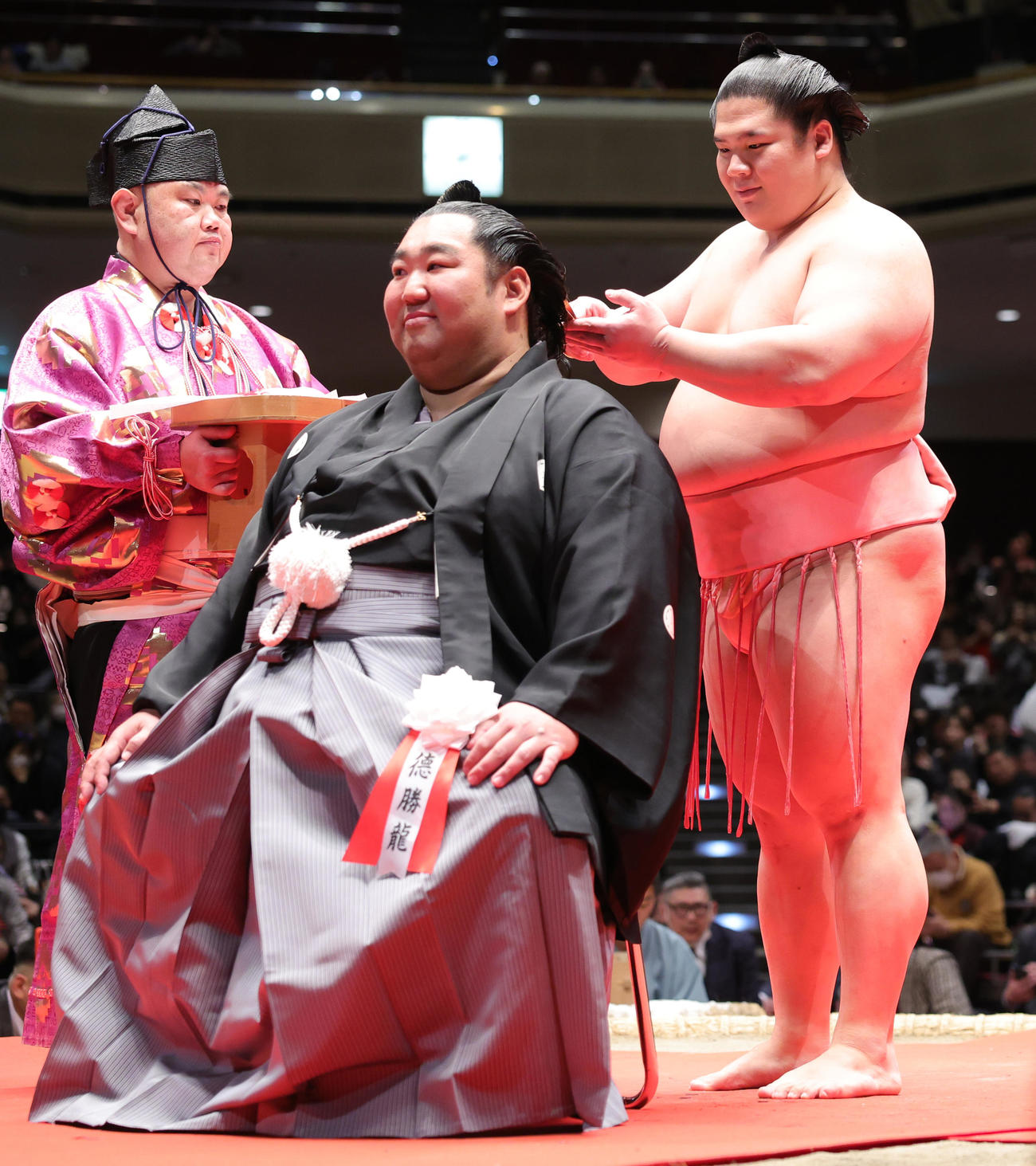 徳勝龍（左、千田川親方）の断髪式ではさみを入れる宇良（撮影・野上伸悟）