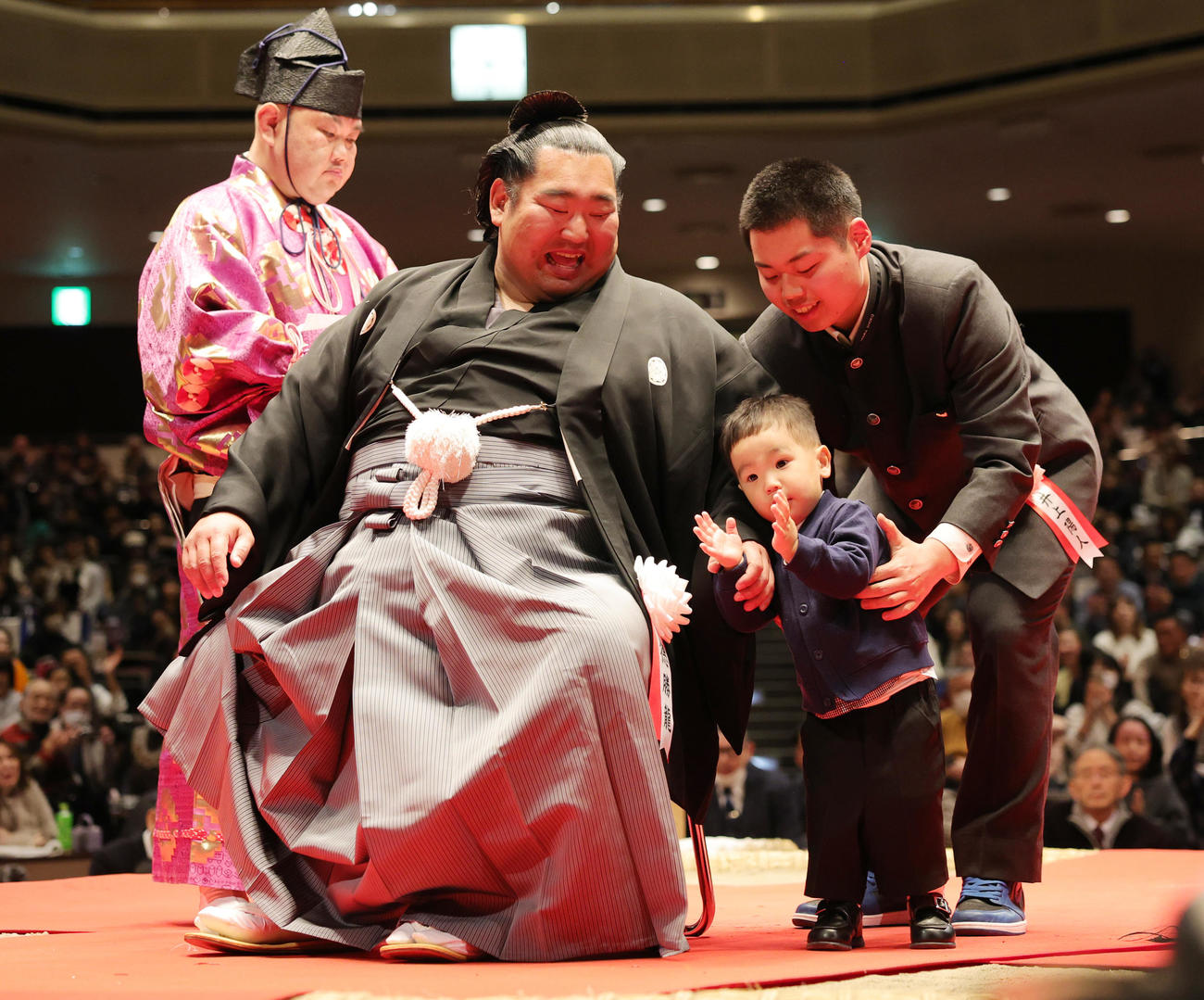 断髪式で、長男風磨くん（右）が登場し笑顔の徳勝龍。後方はおいの井上陽人さん（撮影・野上伸悟）