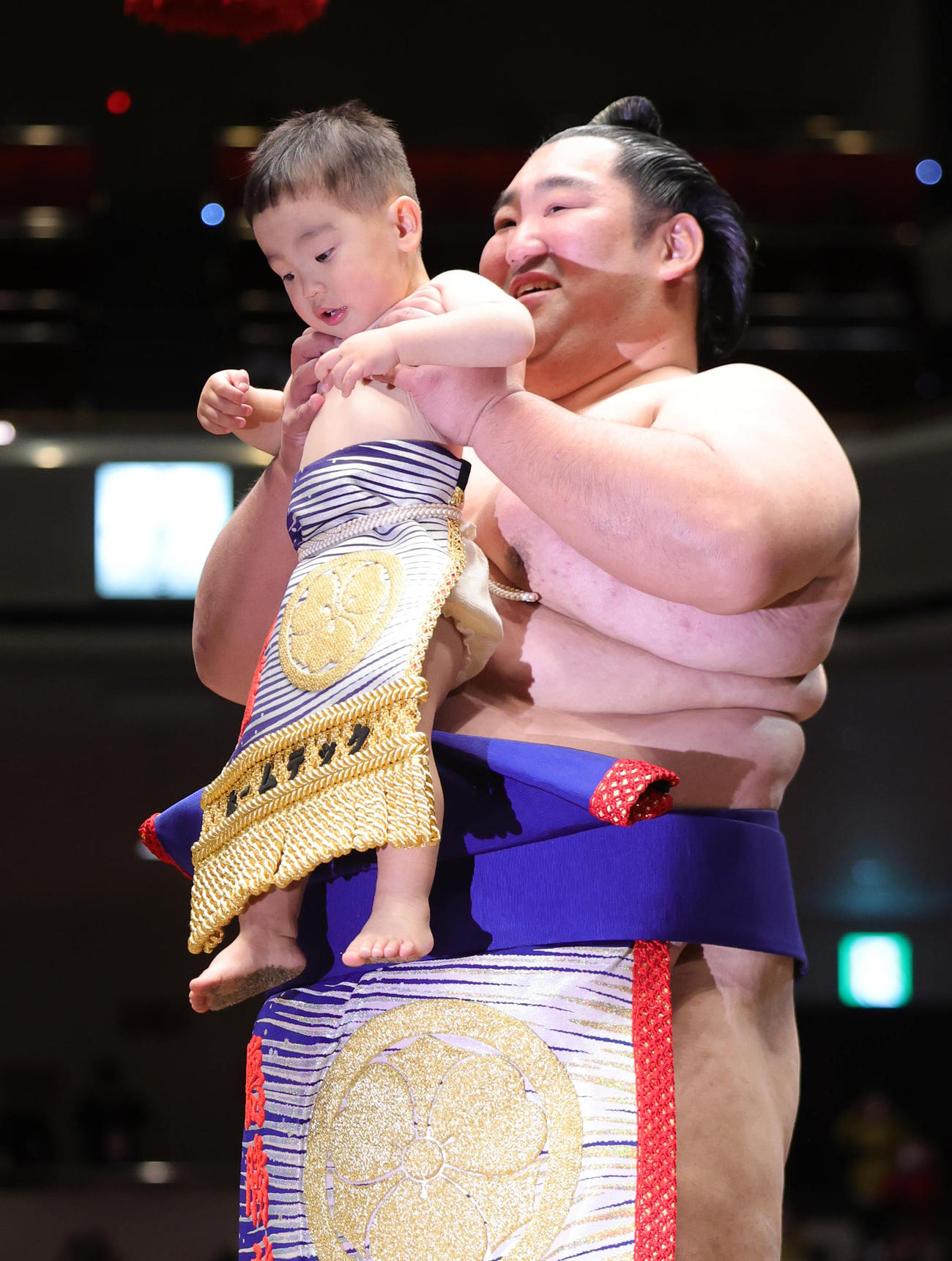 断髪式を前に、長男の風磨くんと土俵入りを行う徳勝龍（撮影・野上伸悟）