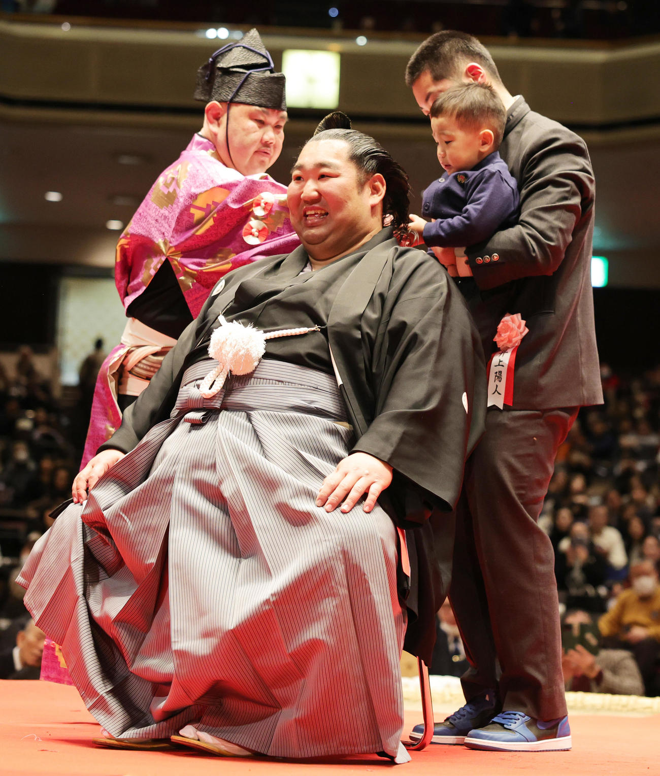 断髪式で、長男風磨くん（右）からはさみを入れられる徳勝龍（撮影・野上伸悟）