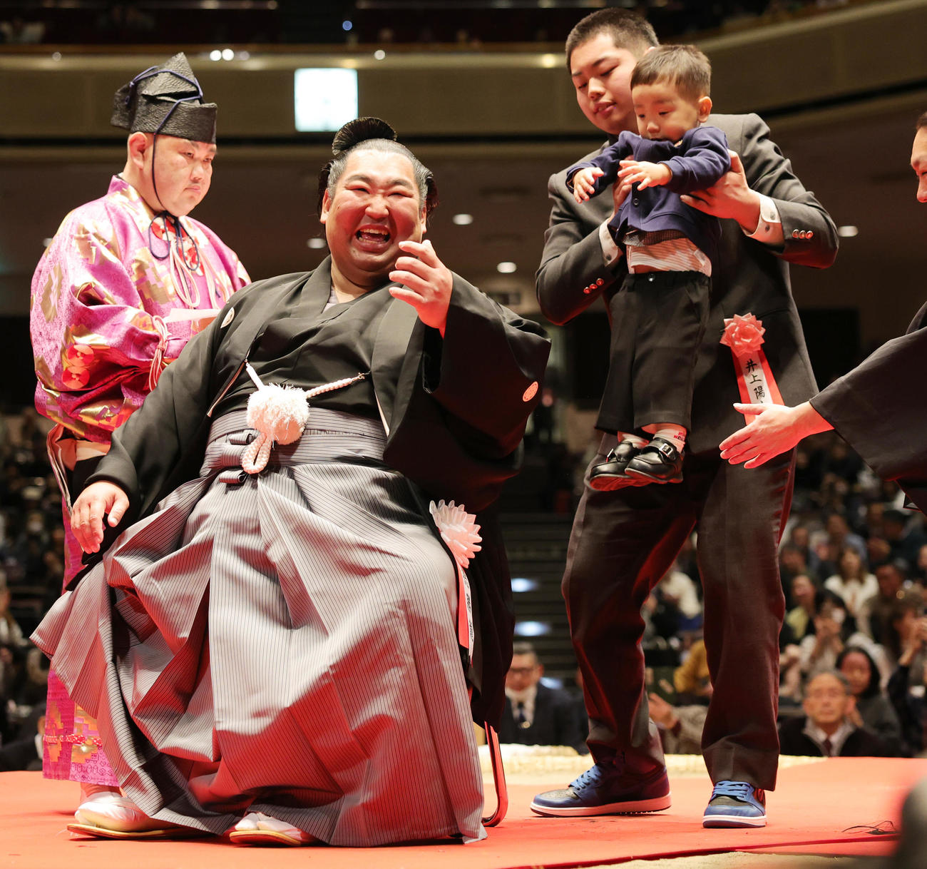 断髪式で、長男風磨くん（右）が登場し笑顔の徳勝龍。後方はおいの井上陽人さん（撮影・野上伸悟）