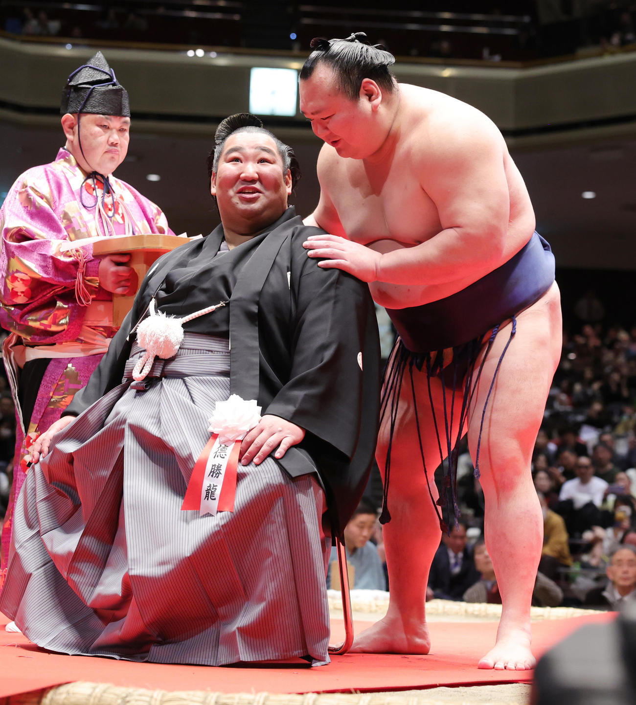 断髪式で、宝富士（右）からねぎらわれる徳勝龍（撮影・野上伸悟）