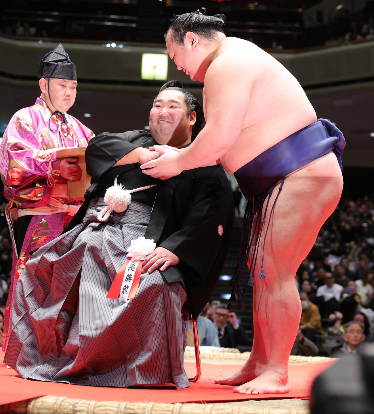 断髪式で、宝富士（右）からねぎらわれる徳勝龍（撮影・野上伸悟）