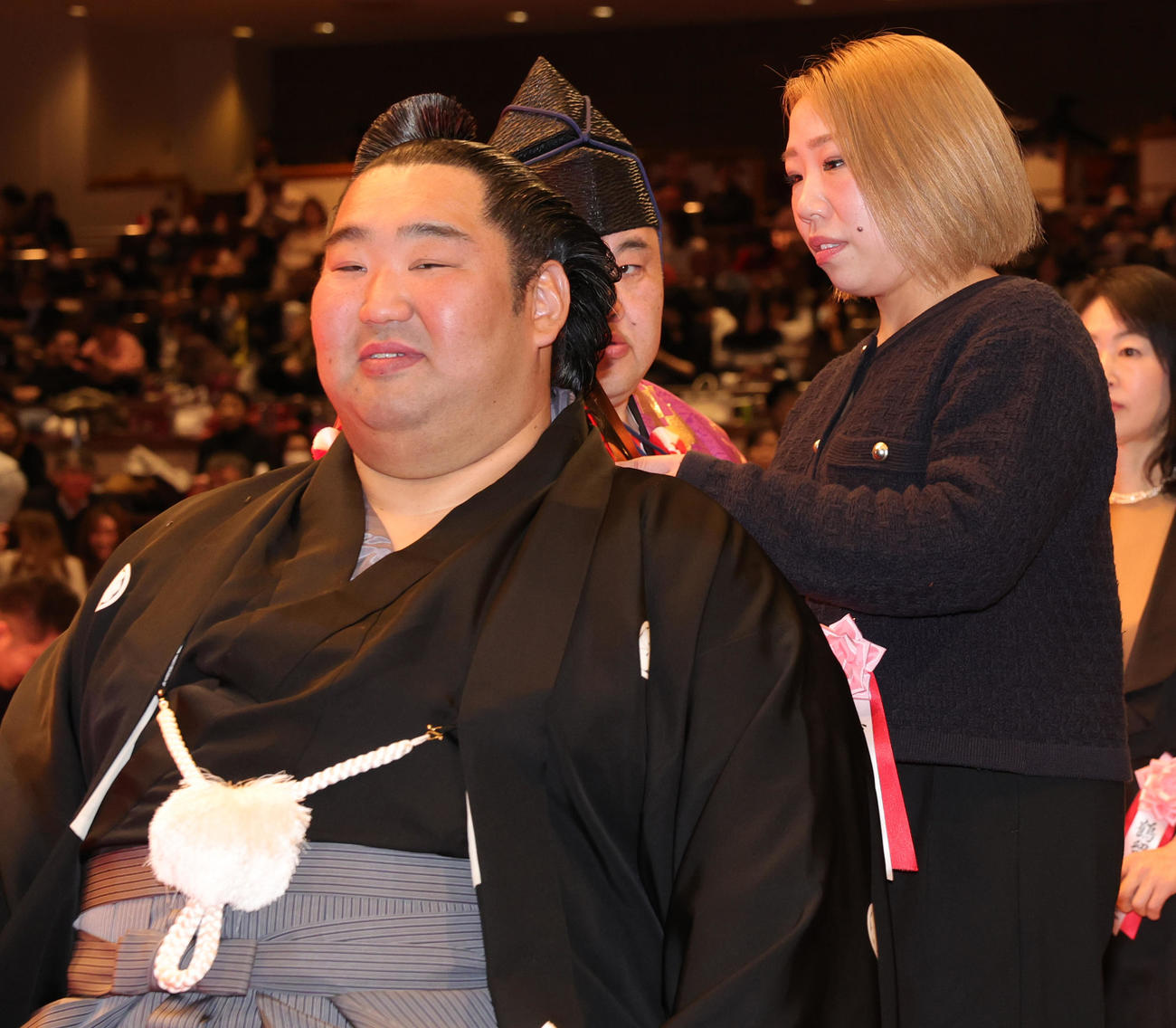 徳勝龍（千田川親方、左）の断髪式で、はさみを入れるDASH・チサコ（撮影・野上伸悟）