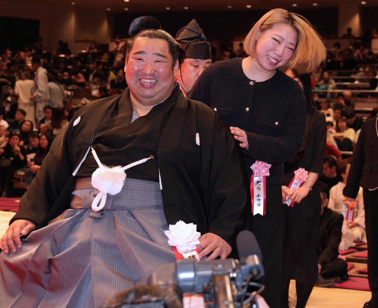 徳勝龍（千田川親方、左）の断髪式で、はさみを入れるDASH・チサコ（撮影・野上伸悟）