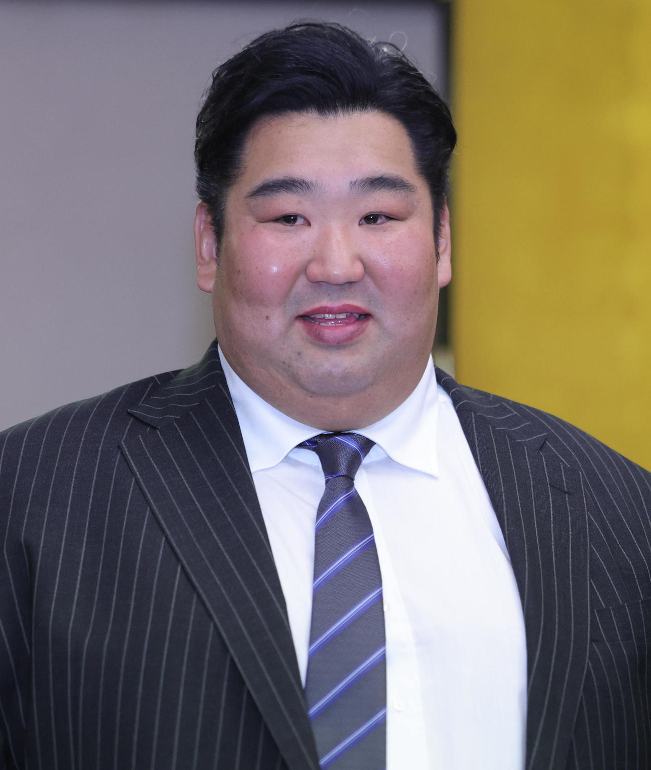 断髪式を終え、スーツに着替えた徳勝龍の千田川親方（撮影・野上伸悟）