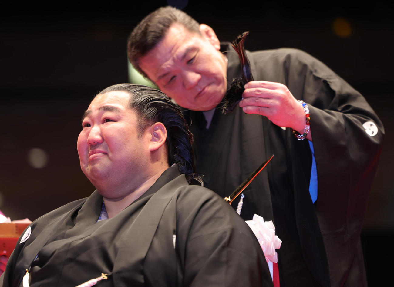 断髪式で木瀬親方に止めばさみを入れられ感極まる徳勝龍（撮影・野上伸悟）