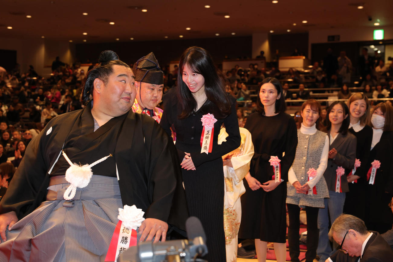 徳勝龍の断髪式ではさみを入れるAKB48の正鋳真優（撮影・野上伸悟）