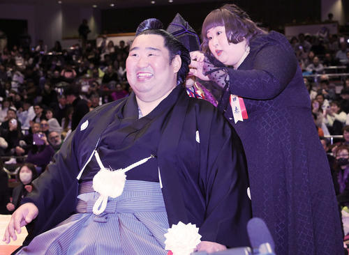 徳勝龍（千田川親方、左）の断髪式ではさみを入れる3時のヒロインかなで（撮影・野上伸悟）