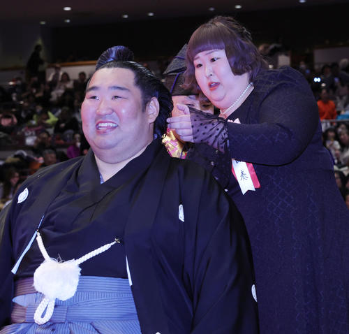 徳勝龍の断髪式ではさみを入れる3時のヒロインかなで（撮影・野上伸悟）